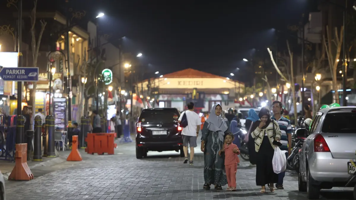 WAJAH BARU KOTA TAHU: Potret suasana malam hari di Jalan Stasiun Kota Kediri, Satpol PP akan meningkatkan penjagaan saat weekend. (Foto: Wahyu Adji)