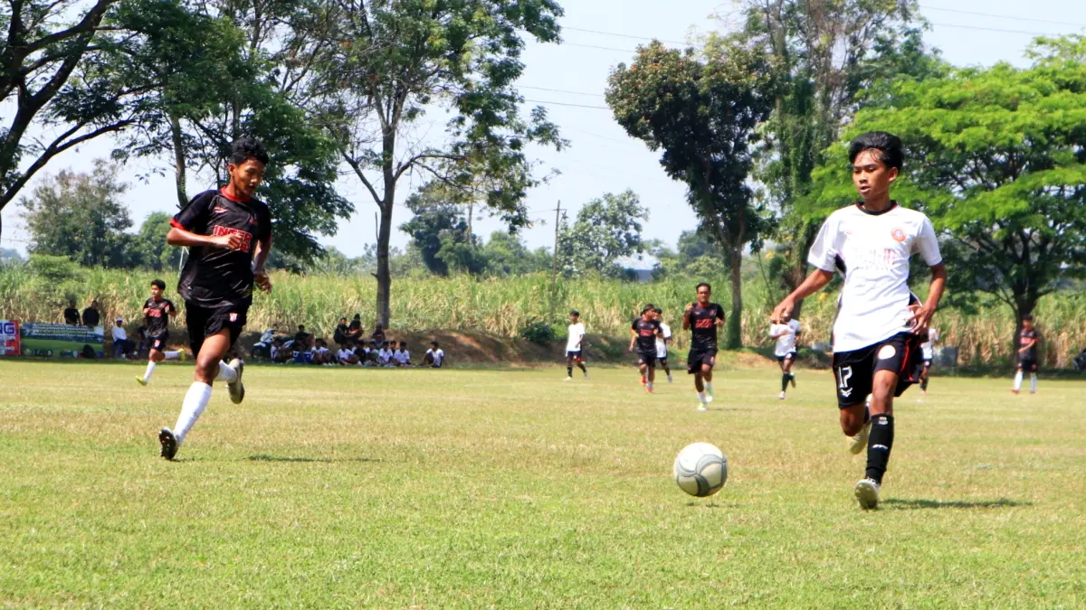 Latih tanding antara Inter Kediri U17 melawan Persedikab Kediri U17. (FOTO: Emilia/JPRK)