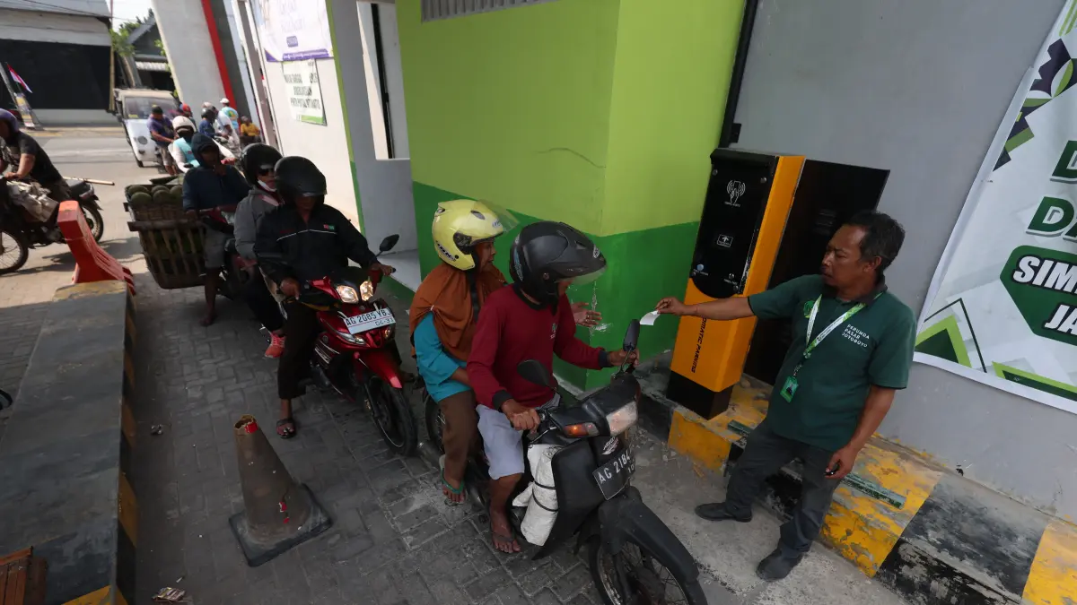 Petugas Parkir di Pasar Grosir Ngronggo sedang menarik karcis dari pengunjung. (Wahyu Adji/JPRK)