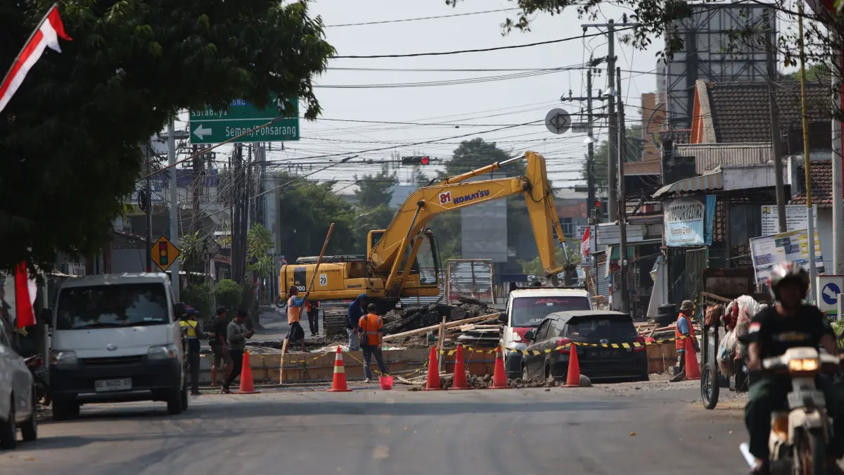 Rekanan terus kebut proyek Jembatan Kaliombo I. Dishub rencanakan pengaturan lalu lintas. (Wahyu Adji/JPRK)