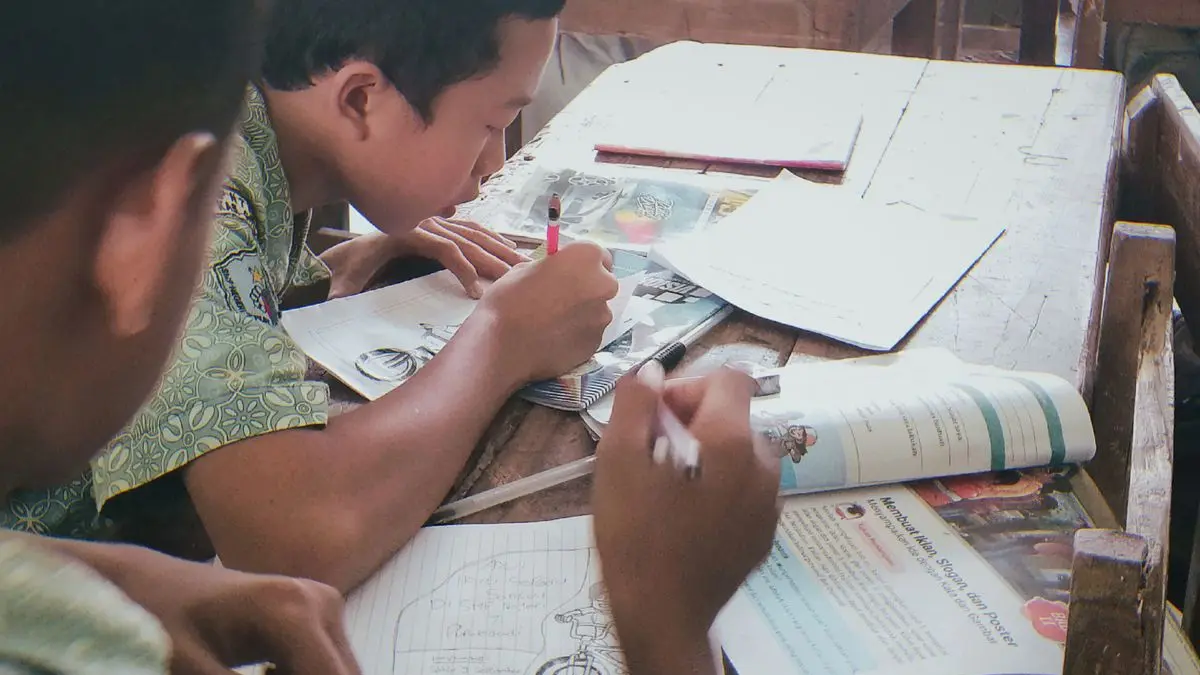 Sejumlah siswa mengikuti kegiatan belajar di kelas. (pinterest/kasuarina)