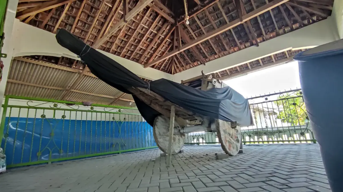 Situs Mbah Gleyor Kandat yang ditutupi kain hitam. 