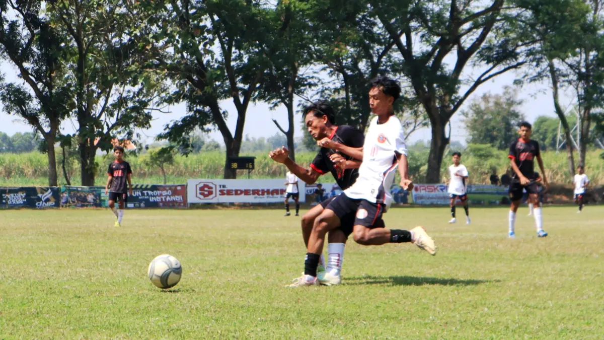 Tim Inter Kediri U17 dan Persedikab Kediri U17 saat latih tanding di Lapangan Manisrenggo, Kota Kediri. (FOTO: Emilia/JPRK)