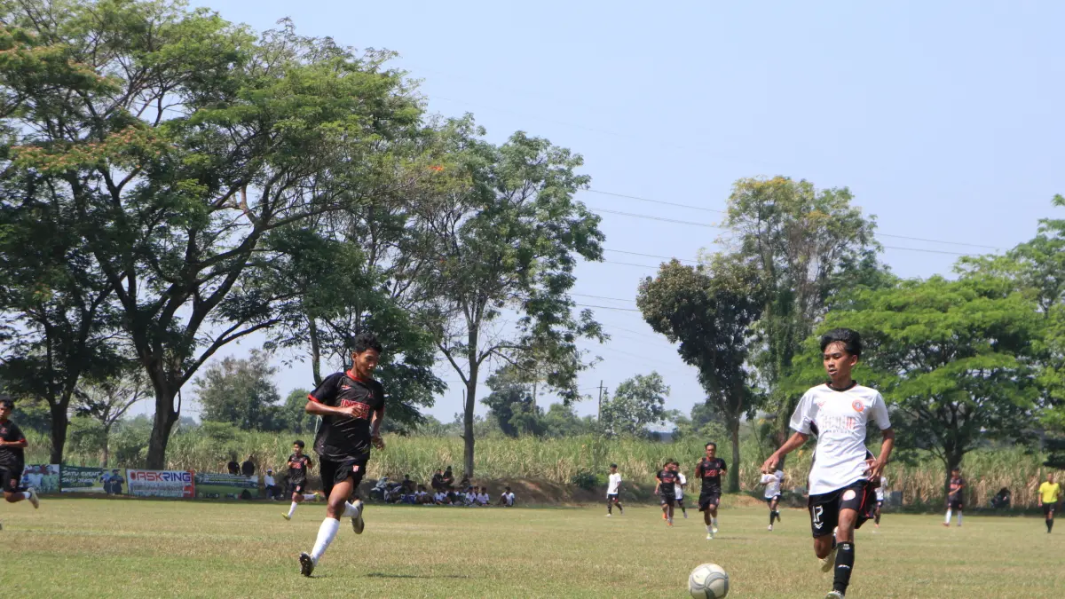 Tim Persedikab Kediri U17 saat melakukan uji coba dengan Inter Kediri U17. (FOTO: Emilia/JPRK)