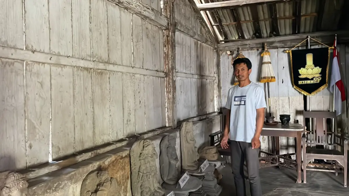 Anton Sujarwo di rumah tua peninggalan keluarganya dengan arca yang di rawatnya. HIMALAYA AZZAHRA / JPRK 
