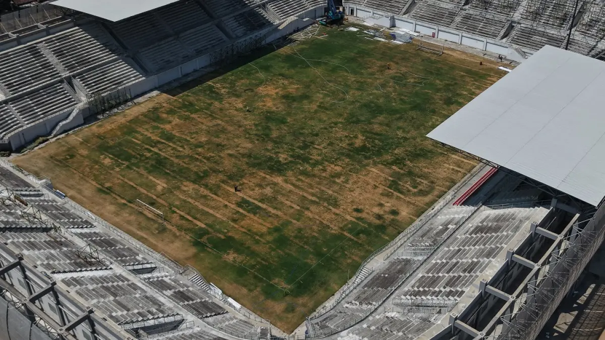 MENGUNING: Hamparan rumput di Stadion Gelora Daha Jayati terlihat mengering. Dinas Perkim akan melakukan memulihkan rumput dengan melakukan penggantian secara bertahap agar hijau lagi awal September nanti. (Foto: Wahyu Adji)

&nbsp;