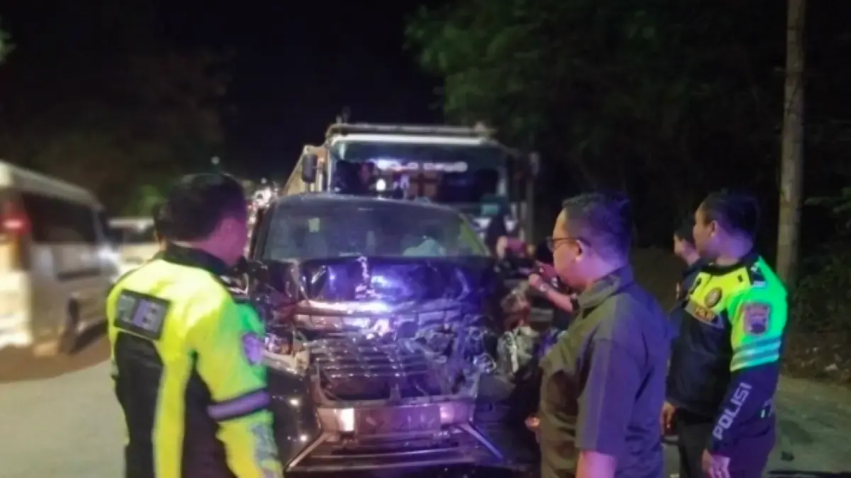 Mobil yang ditumpangi KH Anwar Zahid mengalami kecelakaan lalu lintas di Jalan Raya Padangan-Ngawi, tepatnya di wilayah Desa Prangi, Kecamatan Padangan, Kabupaten Bojonegoro, Senin (10/8) malam. (Foto: Sat Lantas Polres Bojonegoro)