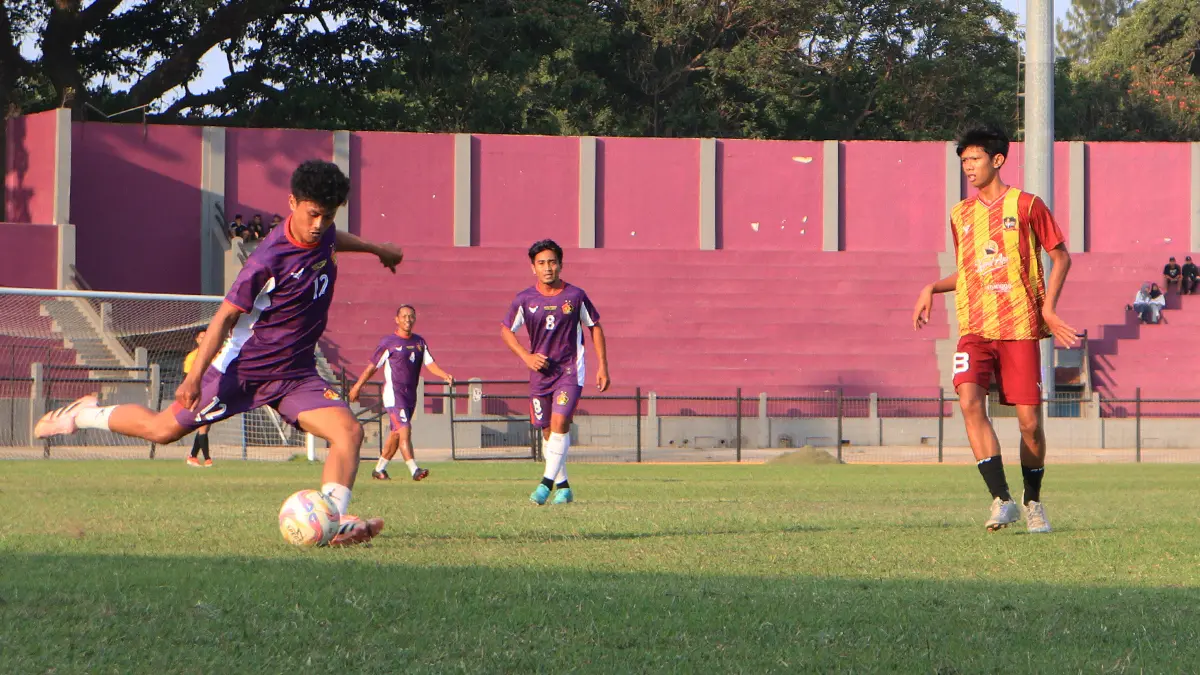 Pemain proyeksi porprov Kota Kediri dalam laga persahabatan menghadapi eks pemain Persik Kediri. (FOTO: Emilia/JPRK)