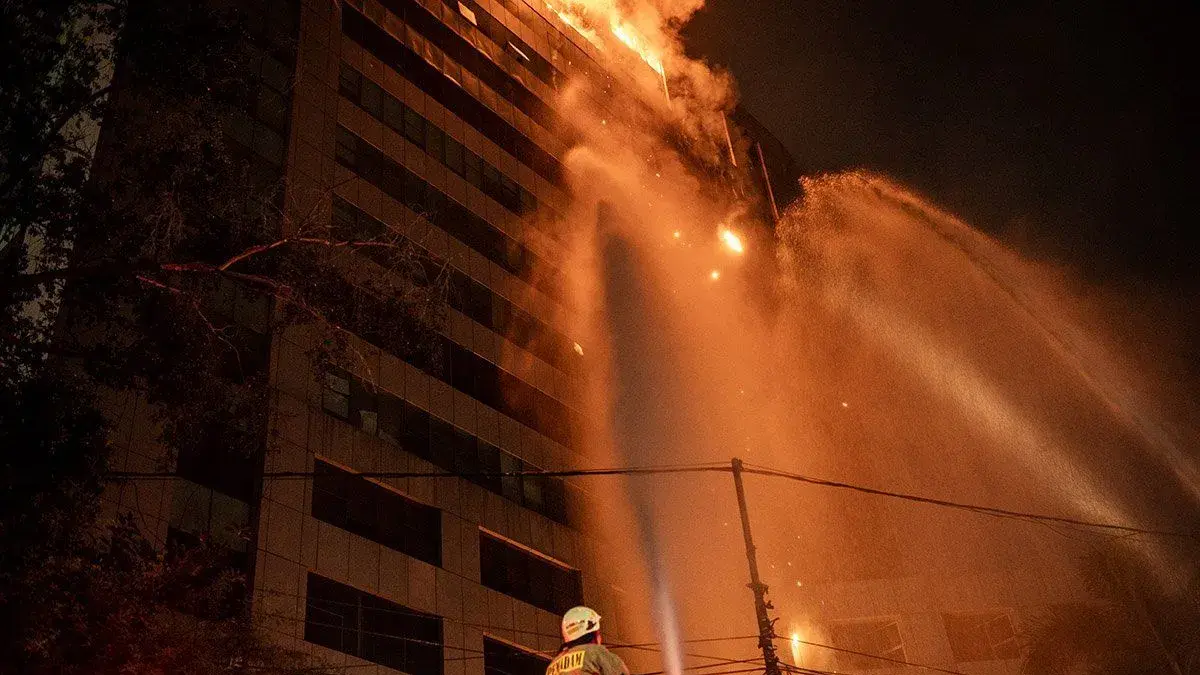 Petugas Dinas Penanggulangan Kebakaran dan Penyelamatan (Gulkarmat) Jakarta berupaya memadamkan kobaran api yang membakar Gedung Badan Pendapatan Daerah (Bapenda) DKI Jakarta di Jalan Abdul Muis, Jakarta, Jumat (7/8/2025). ANTARA FOTO/Bayu Pratama S/hma/am.