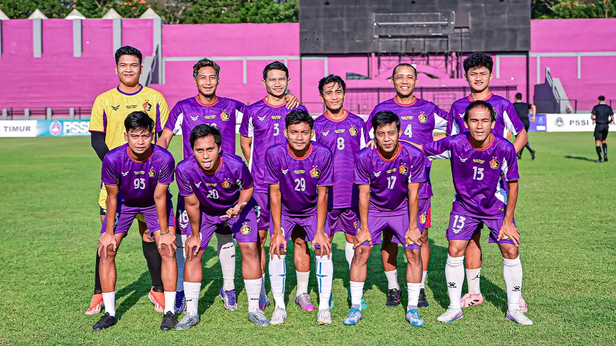 REUNI: Faris Aditama (kanan, depan) bersama para pemain senior usai mengikuti laga persahabatan (7/8). (FOTO: Moving Photograph)