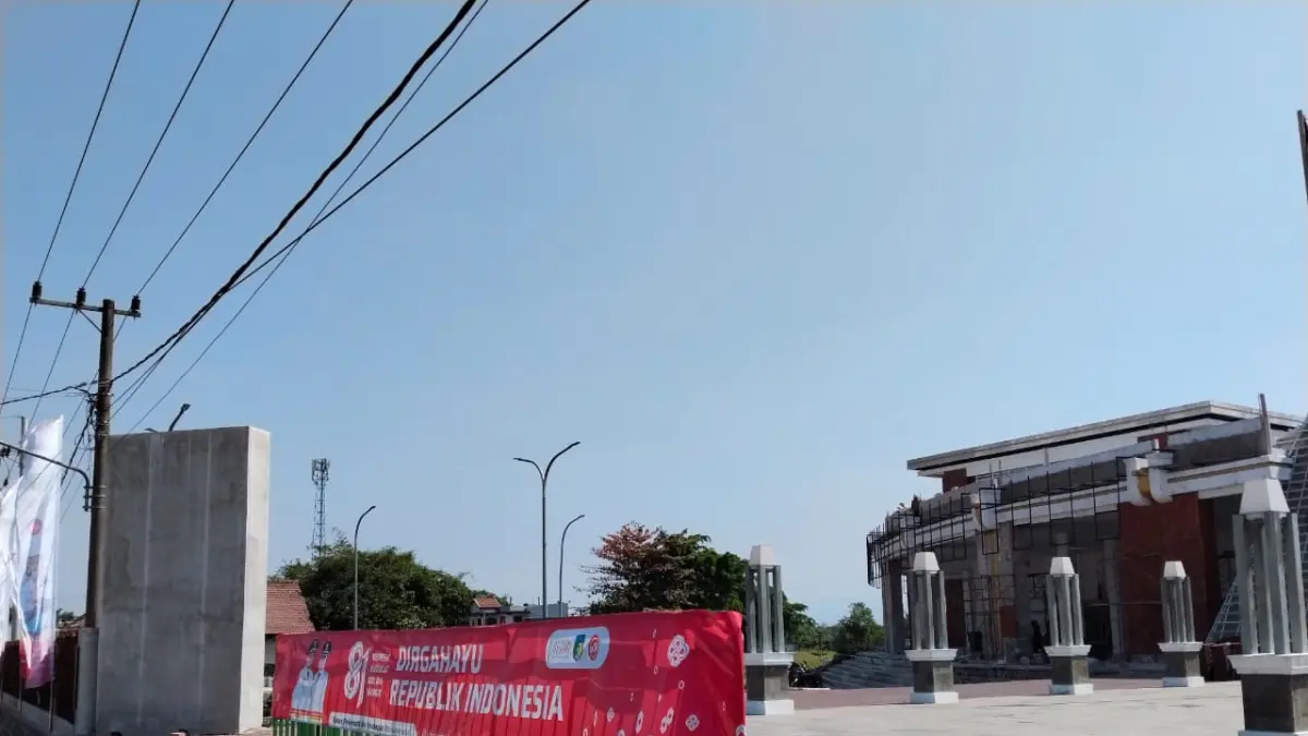 Tiang dan kabel semrawut yang ganggu estetika museum. 