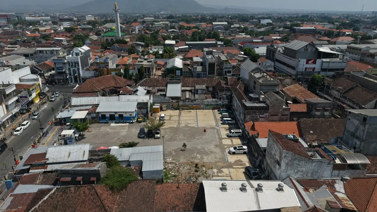 BANGUN GEDUNG PARKIR: Area parkir eks Pasific Motor di Jl Stasiun difoto dari udara. Rencananya pemkot akan membangun gedung parkir lantai 5 tembus Jl Dhoho di sana. (Foto: Wahyu Adji)