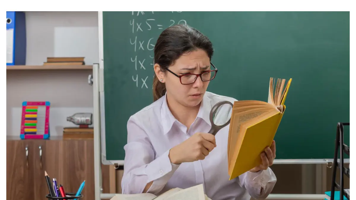 Ilustrasi guru saat mengkaji materi pembelajaran. Case-Based Learning dan Problem-Based Learning sama-sama menggunakan situasi atau masalah sebagai bagian dari proses belajar, tetapi memiliki fokus dan penerapan yang berbeda. Foto: Magnific