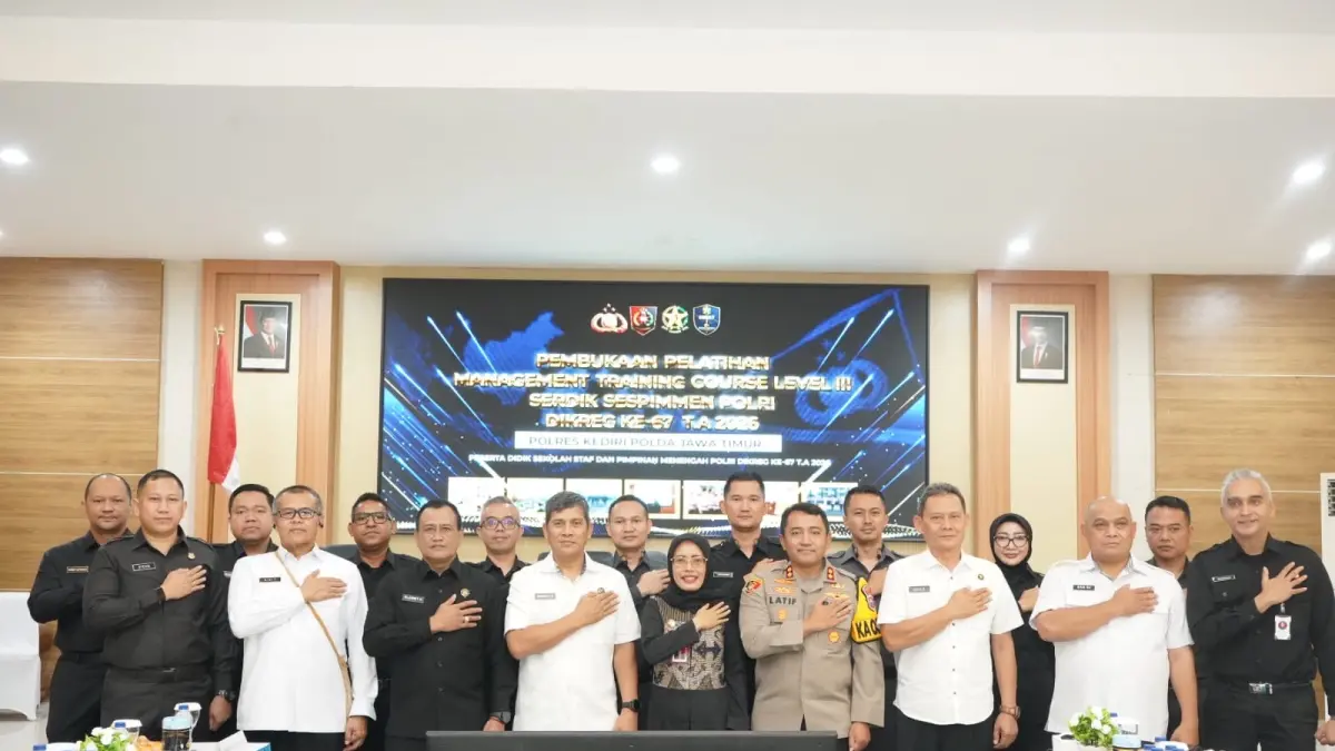 Kapolres Kediri dan Wabup Kediri bersama  peserta didik Sekolah Staf dan Pimpinan Menengah (Sespimmen) Polri. (Foto Polres Kediri)