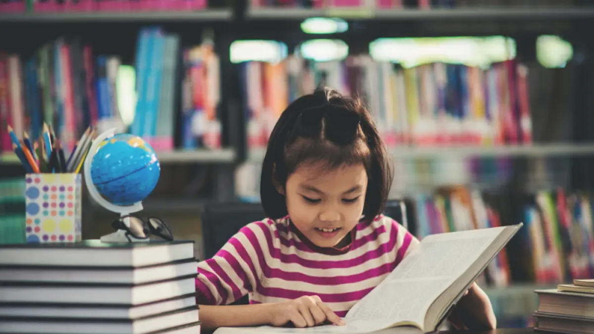 Potret seorang anak perempuan pelajar yang sedang belajar di perpustakaan (freepik)