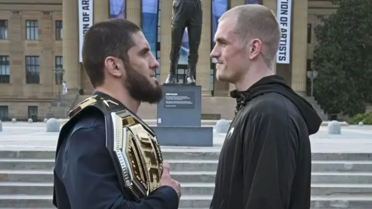 Tangkapan layar video juara kelas welter Ultimate Fighting Championship (UFC) Islam Makhachev (kiri) dan Ian Machado Garry (kanan) menjalani sesi face-off di media sosial yang dipantau di Jakarta, Kamis (13/8/2026). (Akun instagram resmi UFC)