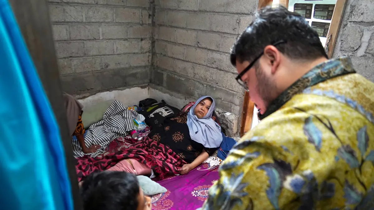 
TULANG PUNGGUNG: Bupati Kediri Hanindhito Himawan Pramana berbincang dengan Marfel dan Kumala Nur Hidayati yang tergolek lemah di kasur, di rumahnya Desa/Kecamatan Ngancar kemarin. (Foto: Wahyu Adji)