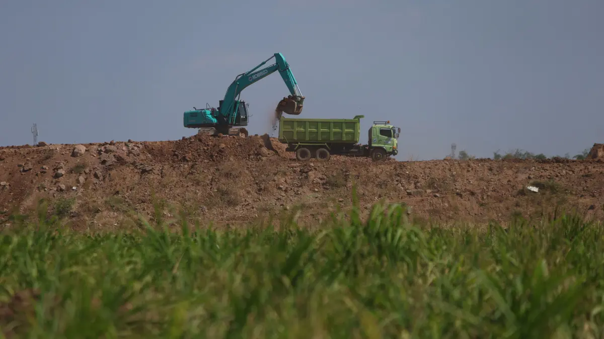 
DIKEBUT: Pekerja melakukan pemadatan tanah di akses tol Bandara Dhoho di Kelurahan Bujel, Mojoroto. (Foto: Wahyu Adji/JPRK)
