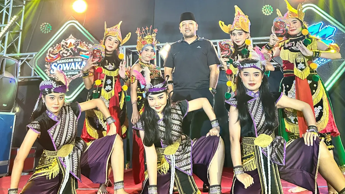 Kepala Desa Grogol Suparyono berfoto dengan aggota Sanggar Sowaka