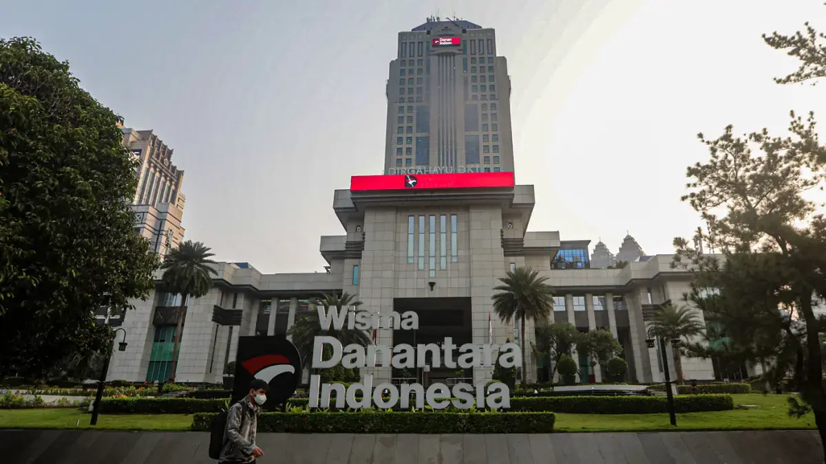 Petugas berjalan di depan Wisma Danantara Indonesia di Jakarta, Kamis (11/6/2026). (Salman Toyibi/Jawa Pos)