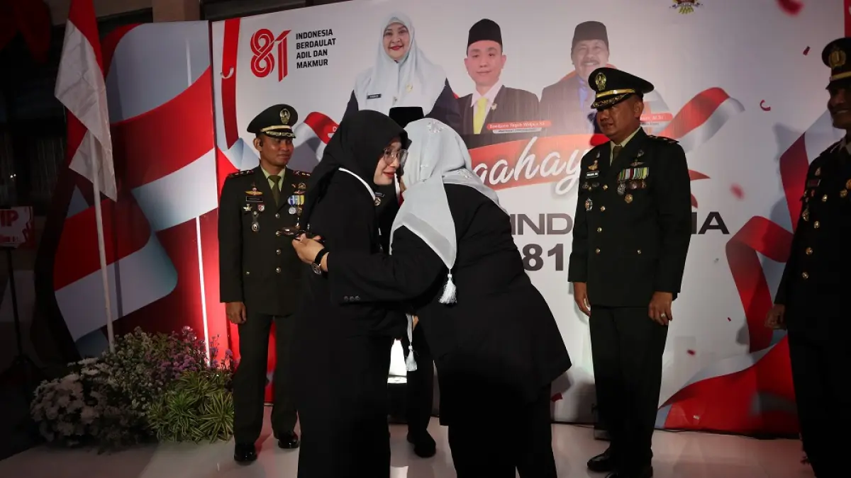 SINERGI: Wali Kota Vinanda menyapa Ketua DPRD Kota Kediri Firdaus dalam momen mendengarkan pidato kenegaraan Presiden RI. (Foto: Ayu Isma)