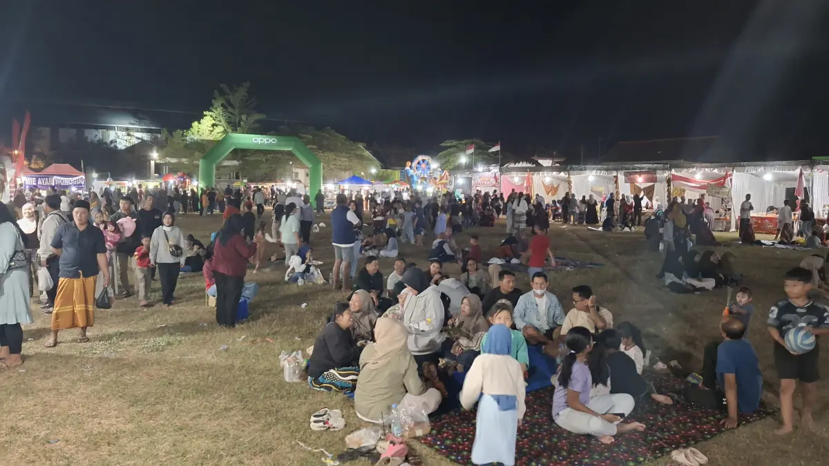Masyarakat tumplek blek di Lapangan Tanjung saat perayaan Hari Kemerdekaan RI ke-81, Sabtu malam (15/8). Momentum itu sekaligus mewujudkan perputaran ekonomi positif dari adanya bazar UMKM. 