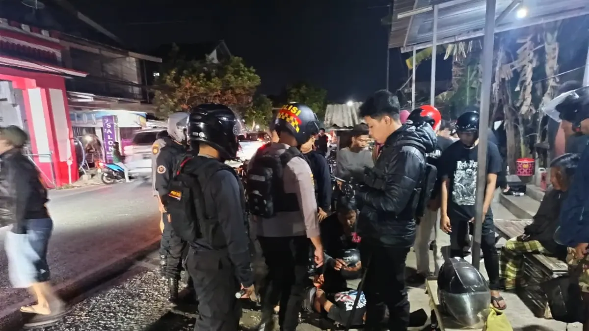 Polisi berada di tempat kejadian perkara pembacokan dan menangkap pelaku pembacokan di salah satu kafe di Kediri./Foto : Dokumentasi polres Kediri Kota