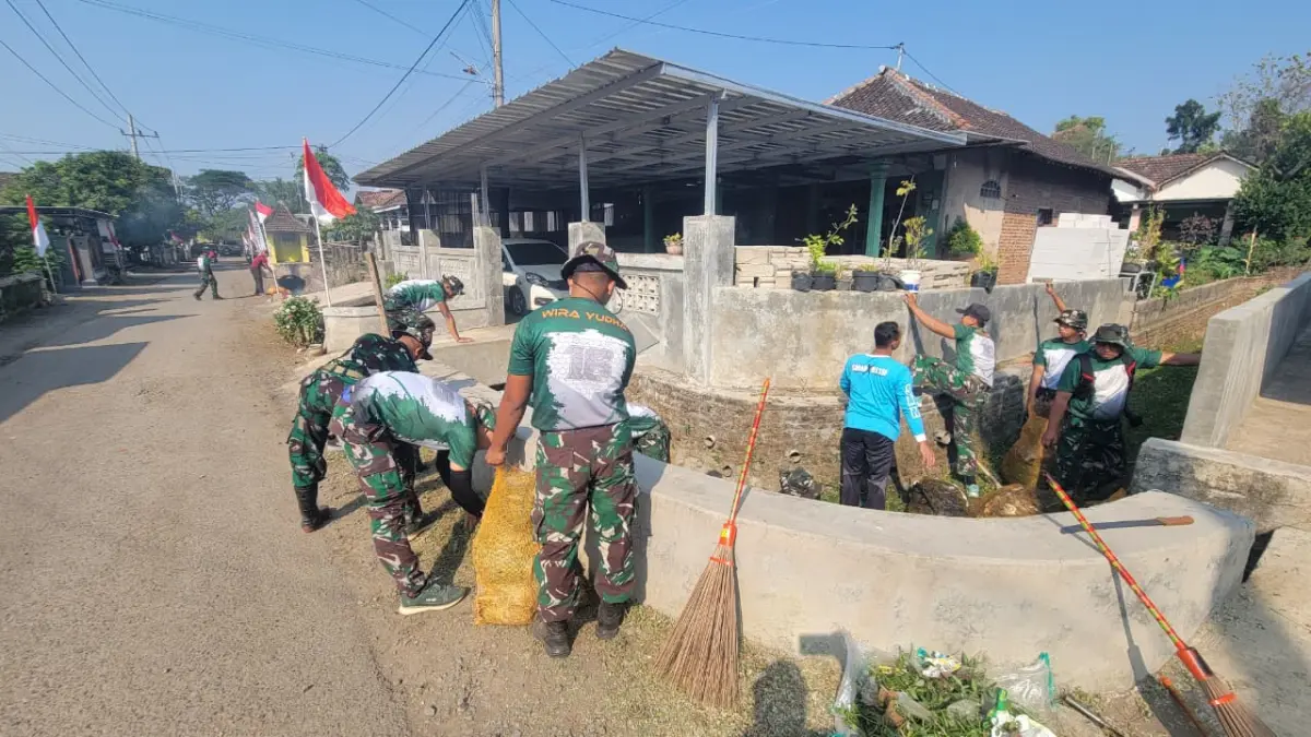Prajurit Brigif 16 Wira Yudha gotong royong bersama masyarakat bersihkan lingkungan Dusun Kasian, Manyaran, untuk peringati HUT RI Ke-81. (Dok. Brigif 16/WY)