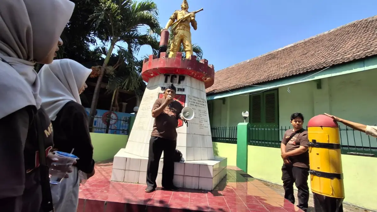 Monumen TGP Pare diresmikan olhe Maarsekal Madya TNI (Purn) Aried Riyadi pada 2 Februari 1998  untuk mengenang markas dan perjuangan para pelajar. (Foto Asad MS)