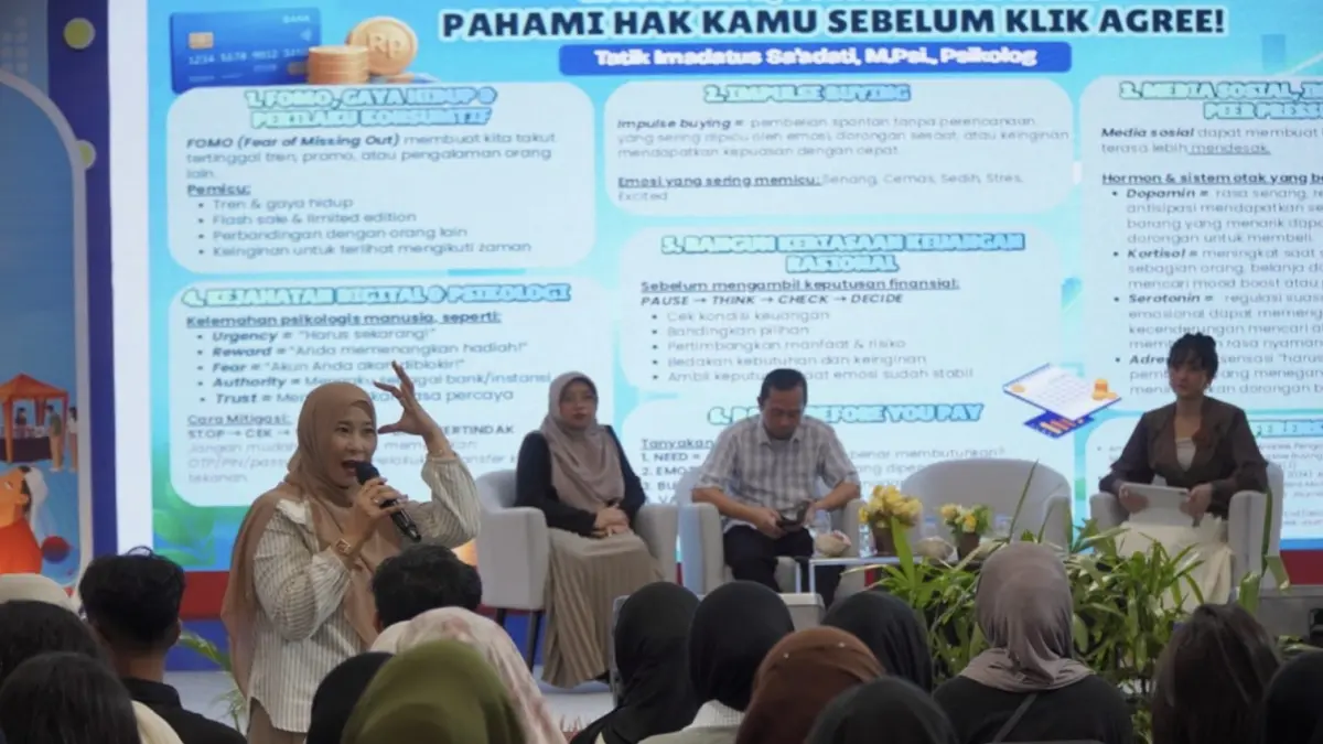 Psikolog Klinis Tatik Imadatus menyampaikan materi kepada peserta talkshow Qrisnival 2026 di Kediri Town Square