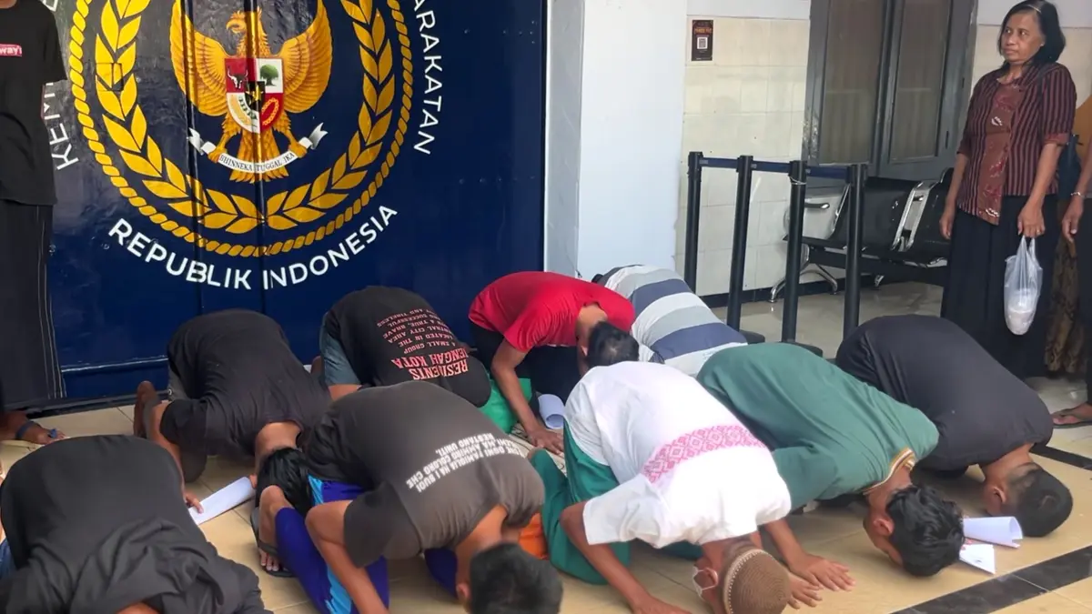 LANGSUNG BEBAS: Belasan narapidana sujud syukur di depan Lapas Kelas II A Kediri. Mereka bisa langsung pulang karena masa hukumannya habis setelah mendapat remisi. (Hilda/JPRK)