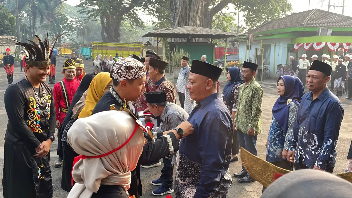  LOYALITAS: Sejumlah karyawan mendapatkan penghargaan atas pengabdiannya yang sudah bekerja puluhan tahun di PG Ngadiredjo. (Foto Dok. PG Ngadiredjo for JPRK)