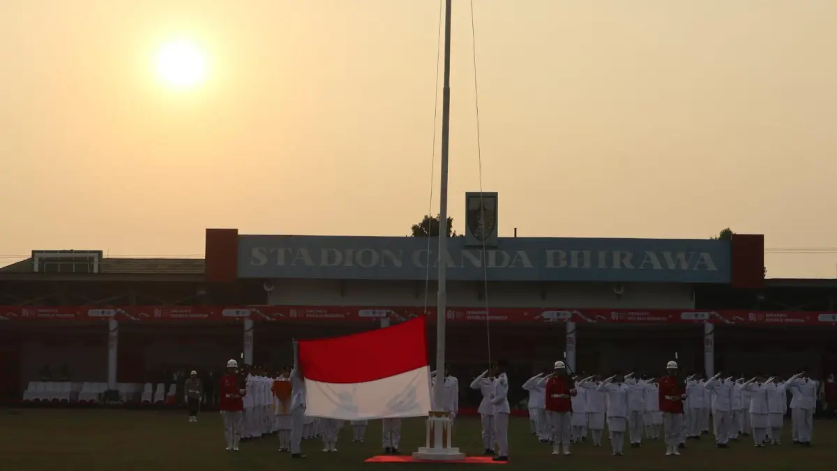 Prosesi penurunan bendera merah putih di Stadion CB. (Foto Asad MS)