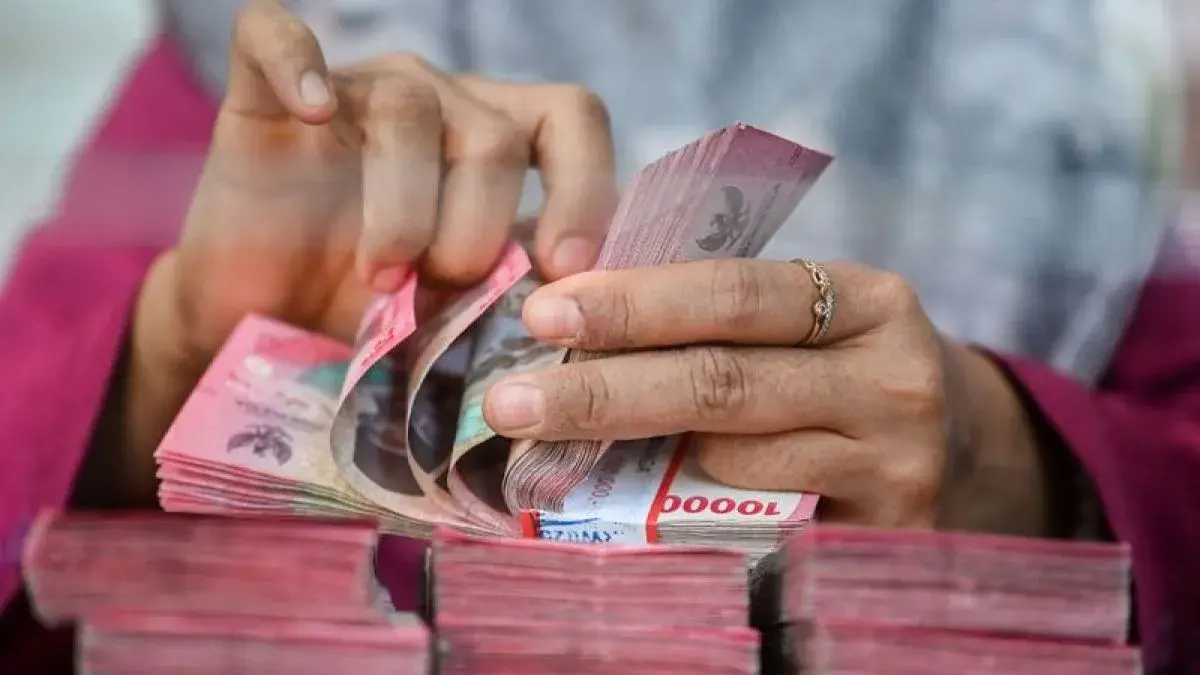 Karyawan menghitung uang pecahan rupiah di salah satu gerai penukaran mata uang asing di Jakarta, Senin (27/7/2026). Nilai tukar rupiah terhadap dolar AS melemah 46 poin atau 0,26 persen menjadi Rp18.009 per dolar AS dari penutupan sebelumnya Rp17.963 per dolar AS. ANTARA FOTO/Rivan Awal Lingga/nz/pri.