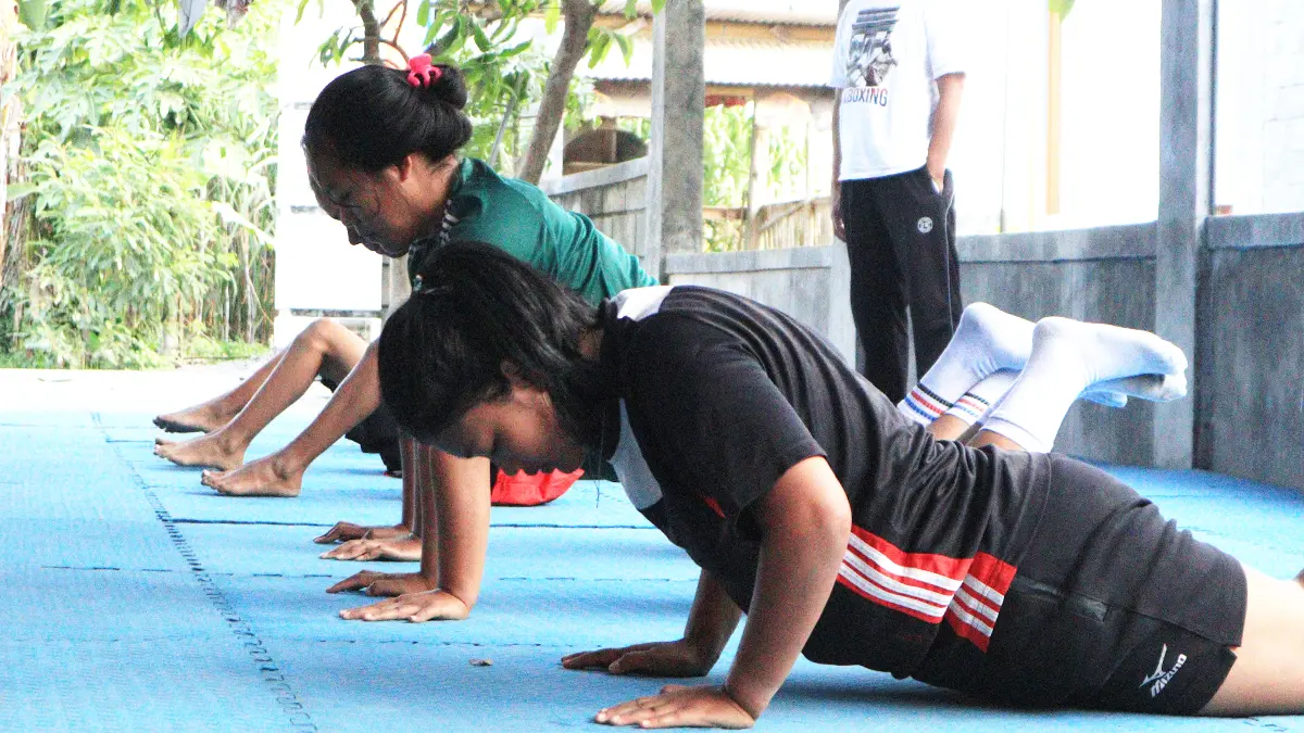 Atlet dari cabang olahraga (cabor) kabaddi Kabupaten Kediri saat menjalani latihan fisik. (FOTO: Emilia/JPRK)
