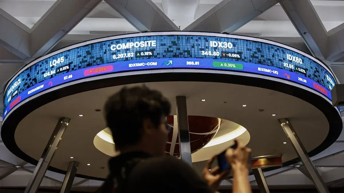 Pengunjung memotret layar pergerakan Indeks Harga Saham Gabungan (IHSG) di Bursa
Efek Indonesia (BEI), Jakarta, Senin (27/7/2026). IHSG pada perdagangan Senin (27/7) pagi
dibuka melemah 10,63 poin atau 0,17 persen ke posisi 6.185,80, dibandingkan dengan
penutupan perdagangan Jumat (24/7) yang berada di level 6.196,43. ANTARA
FOTO/Dhemas Reviyanto/agr