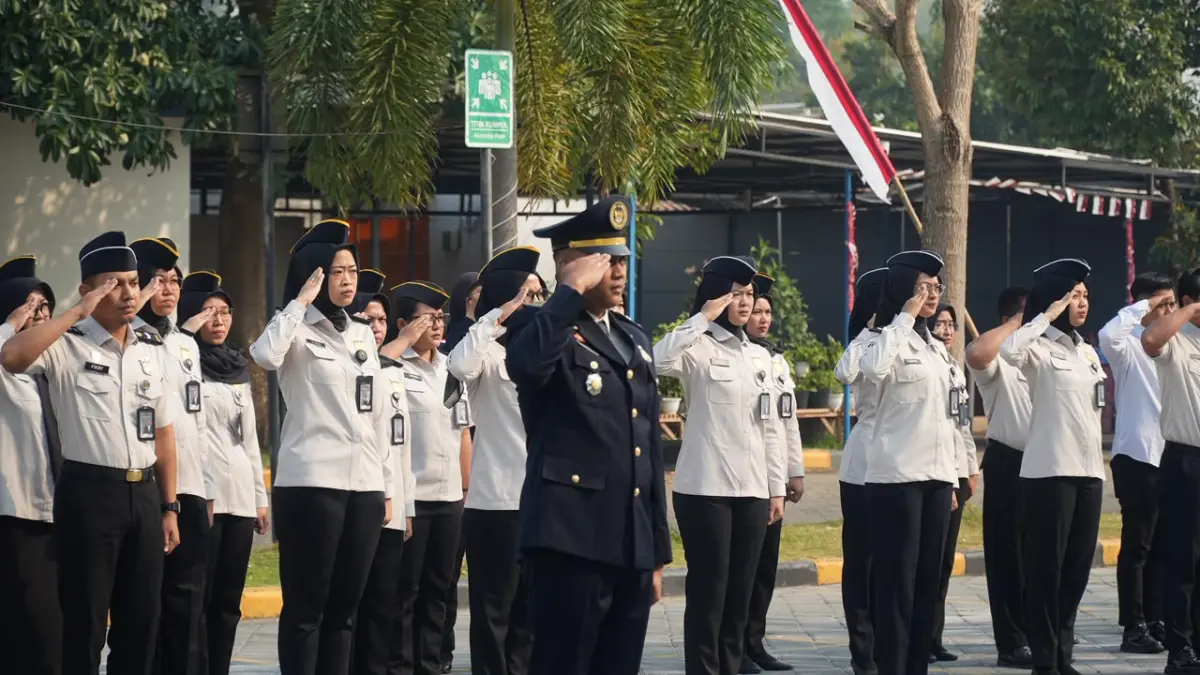 Ilustrasi pegawai imigrasi sedang hormat. 