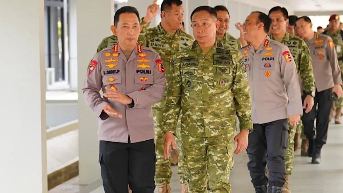 Kapolri Jenderal Listyo Sigit bersama PJU Mabes Polri dengan Panglima TNI Jenderal Agus Subiyanto (Dok. Humas Polri)
