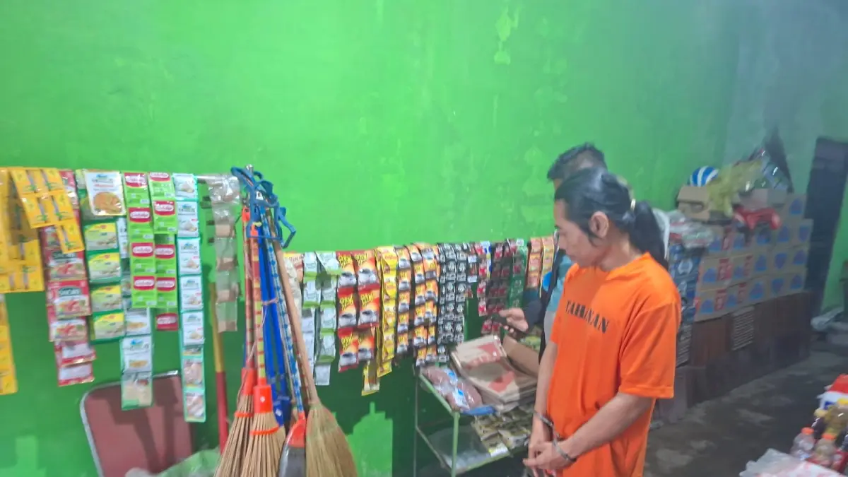 Maling bedak bayi saat melaukan reka adegan di lokasi dia mencuri. (Foto Polsek Ngadiluwih)