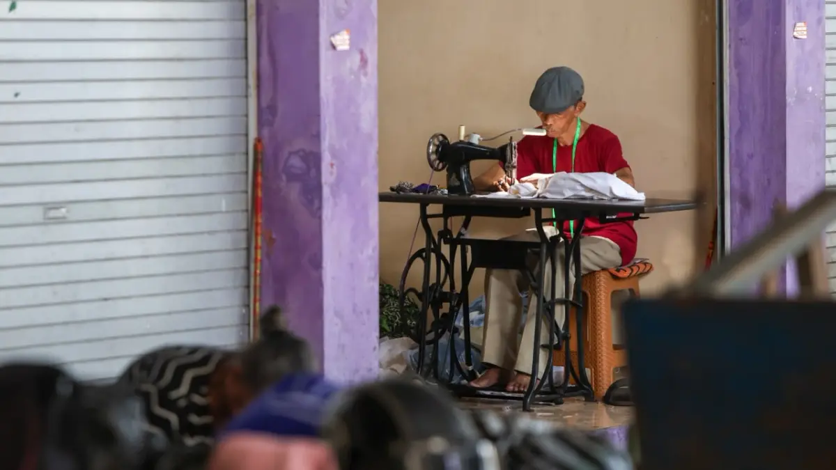 TERAMPIL: Penjahit di Pasar Pahing menyelesaikan pesanan pelanggan. Tahun ini pemkot akan kembali menggulirkan bantuan modal untuk industri kecil menengah yang sudah mengantongi sertifikat pelatihan.