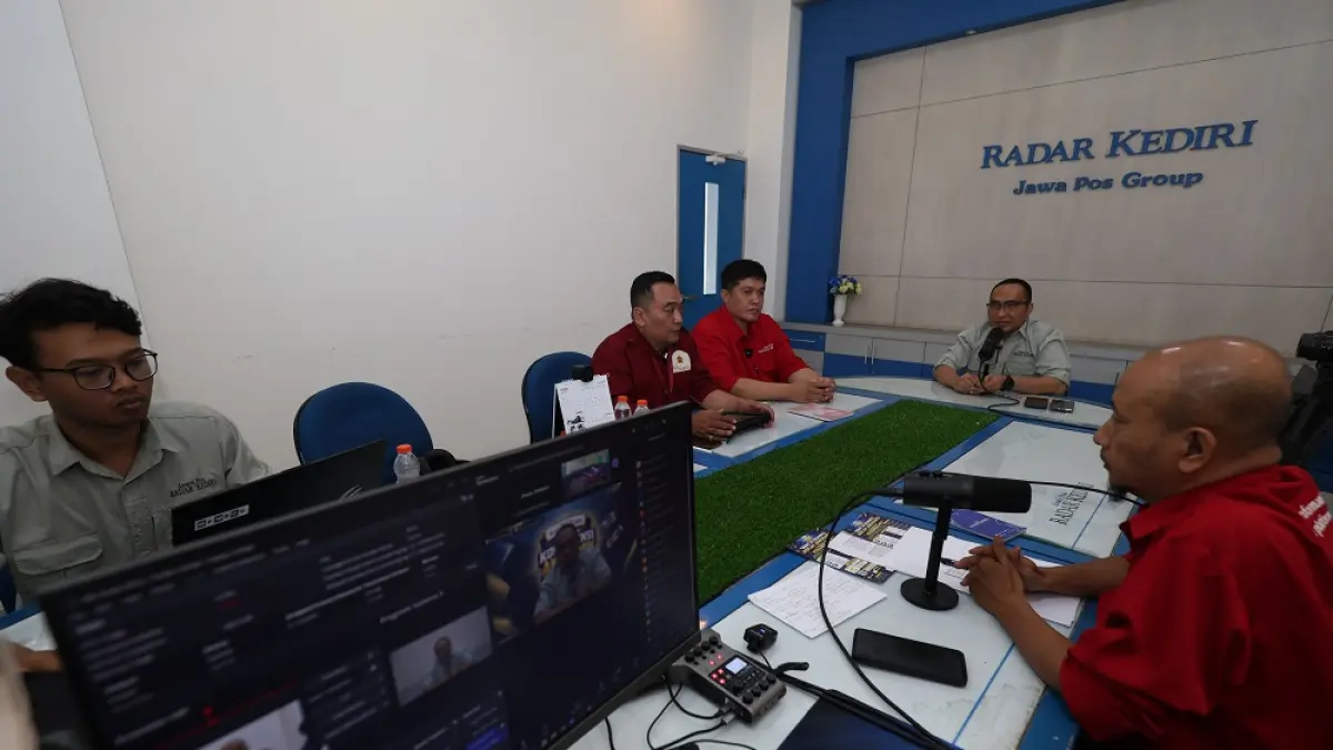 BEBER TEKNIS: Direktur JP Radar Kediri Kurniawan Muhammad memberi penjelasan tentang pelaksanaan KKA 2026 bersama tim dari LBB Neutron dalam technical meeting secara daring kemarin. (Foto: Wahyu Adji)