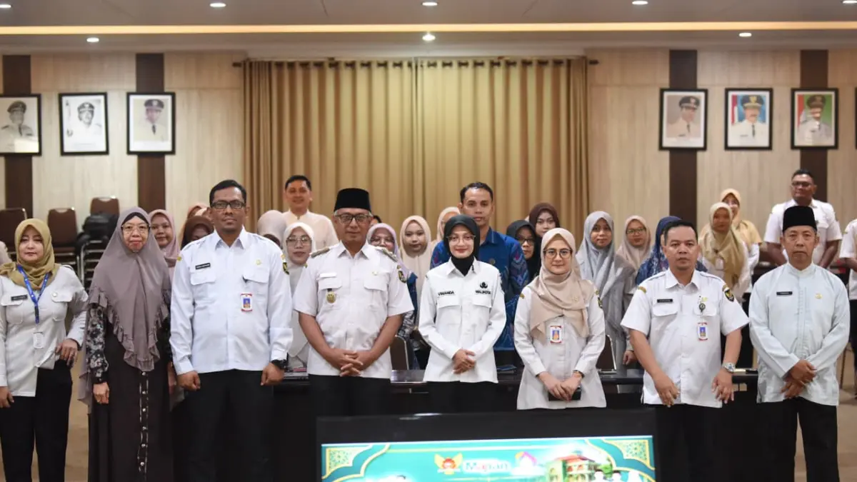 KOLABORASI UNTUK KEDIRI: Wali Kota Vinanda Prameswati (4 dari kanan), Wawali Qowimuddin (4 dari kiri) bersama sejumlah pejabat usai memberi arahan dalam rakor Pesantren Sehat di ruang Joyoboyo Pemkot Kediri kemarin. (Foto: Pemkot Kediri)