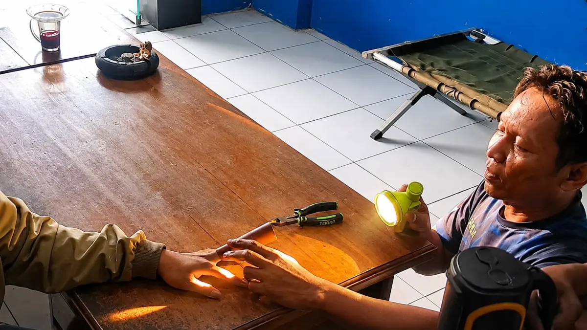 Petugas Damkar Kabupaten Kediri yang tengah melepas pipa yang tersambung di jari seorang pemuda asal Kandangan. (Foto Damkar Kabupaten Kediri)