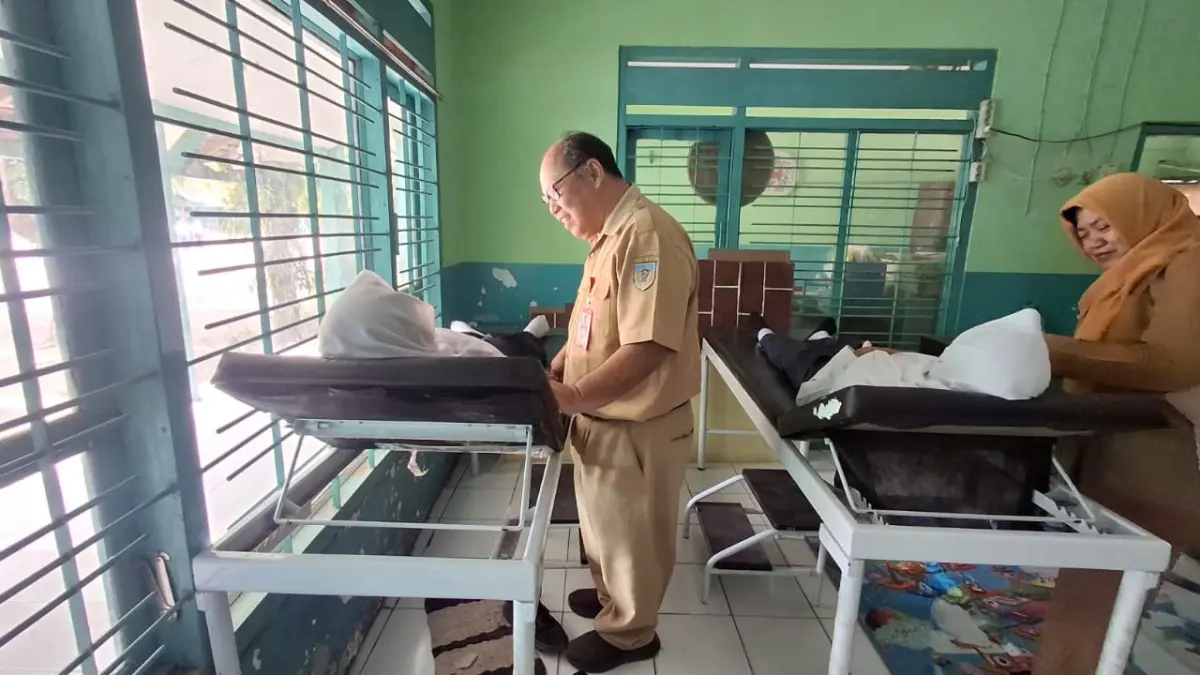 Saat Satgas MBG mengecek siswa yang keracunan MBG pada akhir Juli lalu. Adapun hasil lab menunjukkan bahwa MBG mengandung bakteri. (Foto Asad MS)