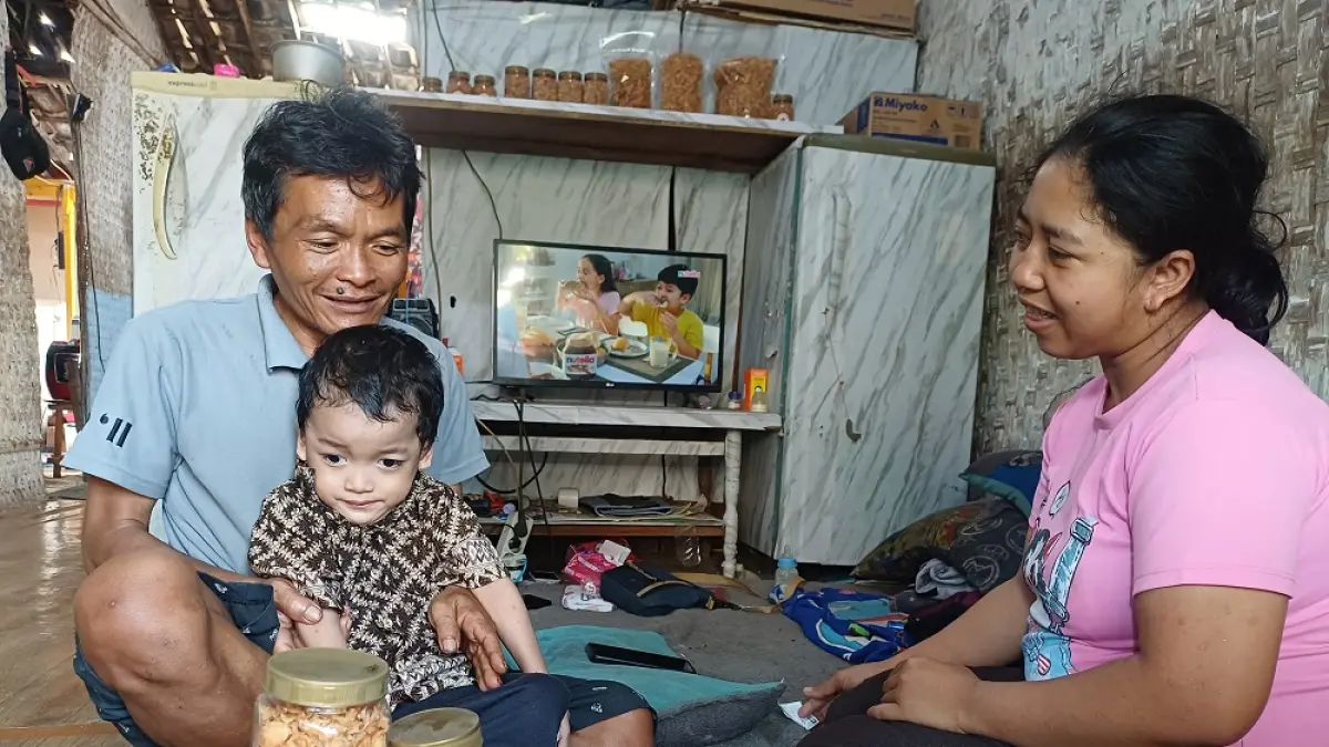 Suryani dan Mariyanto bersama anak bungsunya di rumahnya yang berada di Kelurahan Pakunden, Kecamatan Pesantren, Kota Kediri. (Foto: Ayu Isma)