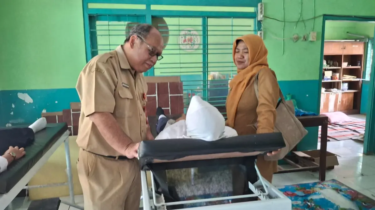 Tim Satgas MBG Kabupaten Kediri saat melakukan pemeriksaan pada siswa yang keracunan MBG pada akhir Juli lalu. (Foto Asad MS)