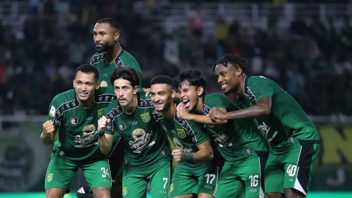 Pesepak bola Persebaya Walber Motta (kiri) berselebrasi bersama rekan-rekannya usai mencetak gol melawan Penang FC saat pertandingan persahabatan internasional di Stadion Gelora Bung Tomo, Surabaya, Jawa Timur, Sabtu (15/8/2026). Persebaya mengalahkan Penang FC dengan skor 1-0. (ANTARA FOTO/Moch Asim/wpa)