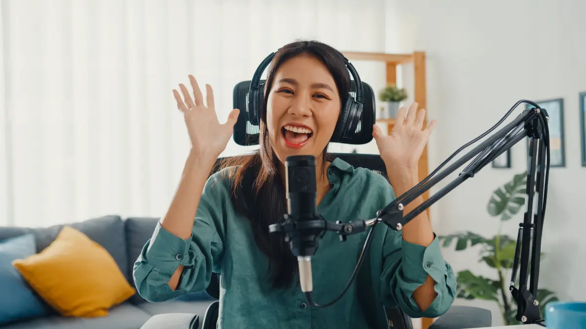 Ilustrasi penggunaan podcast sebagai media audio yang dapat dimanfaatkan untuk menyampaikan informasi dan materi pembelajaran.(Foto: Magnific)