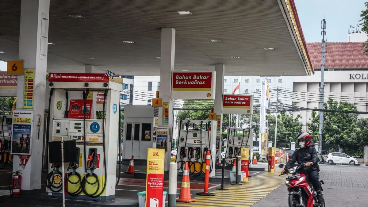 Warga melintas di SPBU Shell di Jalan Menteng Raya, Jakarta, Kamis (27/11/2025). PT Shell Indonesia (Shell) resmi mencapai kesepakatan dengan PT Pertamina Patra Niaga untuk pembelian 100 ribu barel bahan bakar minyak (BBM) guna menutup kekurangan stok di jaringan SPBU swasta dan ditargetkan stok BBM pulih pada akhir November. (ANTARA FOTO/MUHAMMAD RIZKY FEBRIANSYAH)