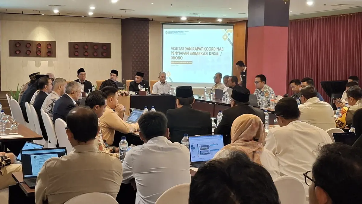 
Rapat koordinasi antara manajemen Bandara Dhoho dengan Kemenhaj, Saudia Airlines dan stakeholder terkait. (Foto Asad MS)